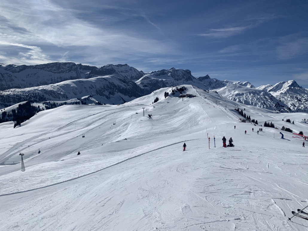 Blick von der Sesselbahn-Bergstation zur Gondel und zum SL Leiterli