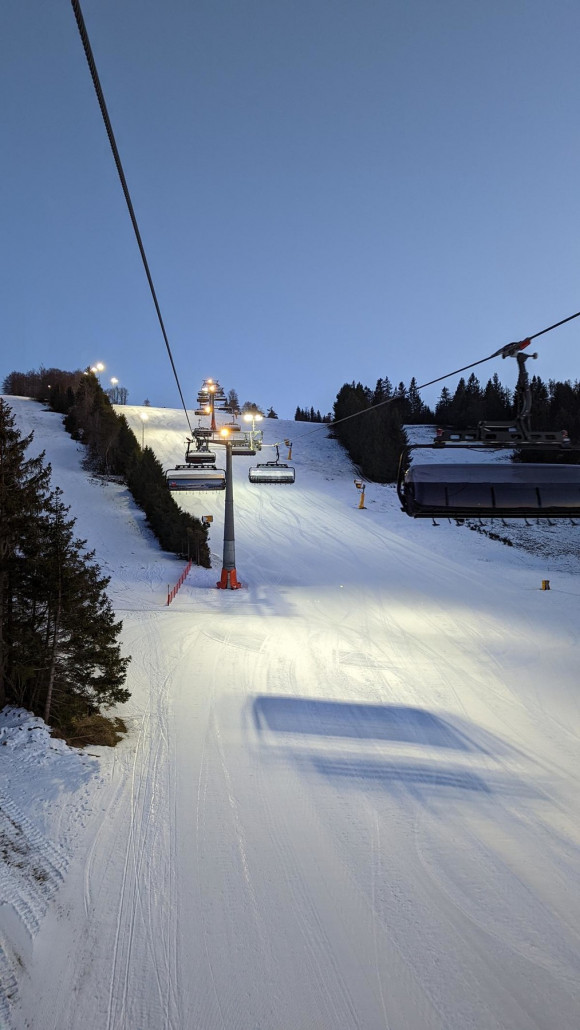 Man beginnt mittlerweile trotz Flutlicht noch im Hellen
