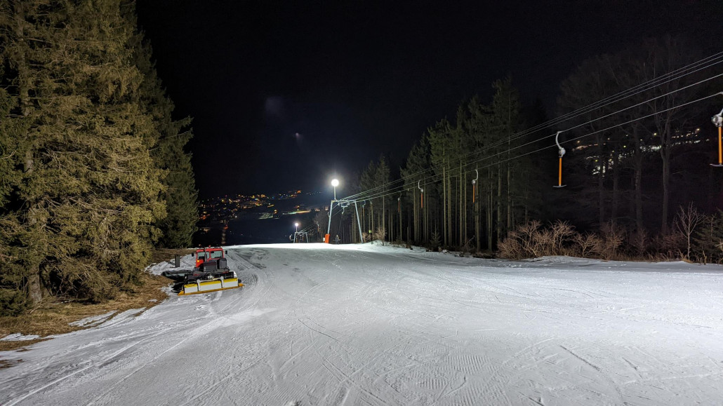 Die Piste an sich schien mir dicker beschneit als der Ettelsberg, aber dafür schmaler
