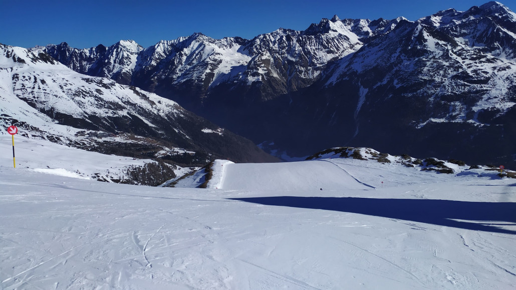 Leider war die Piste rechts davon nicht frisch präpariert, vom Vortag aber auch nicht sehr zusammengefahren, nur leider über Nacht gefroren