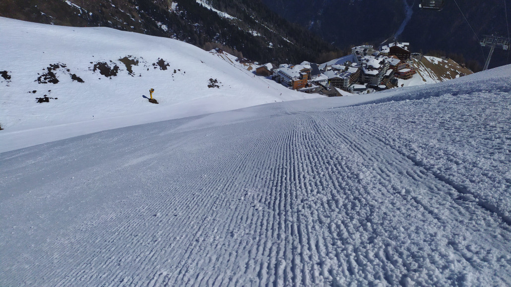 Kommt man vom Giggijoch auf die Talabfahrt und hält sich in der Bowl oben, findet man auch mittags noch frische Spuren. Spitze zu fahren