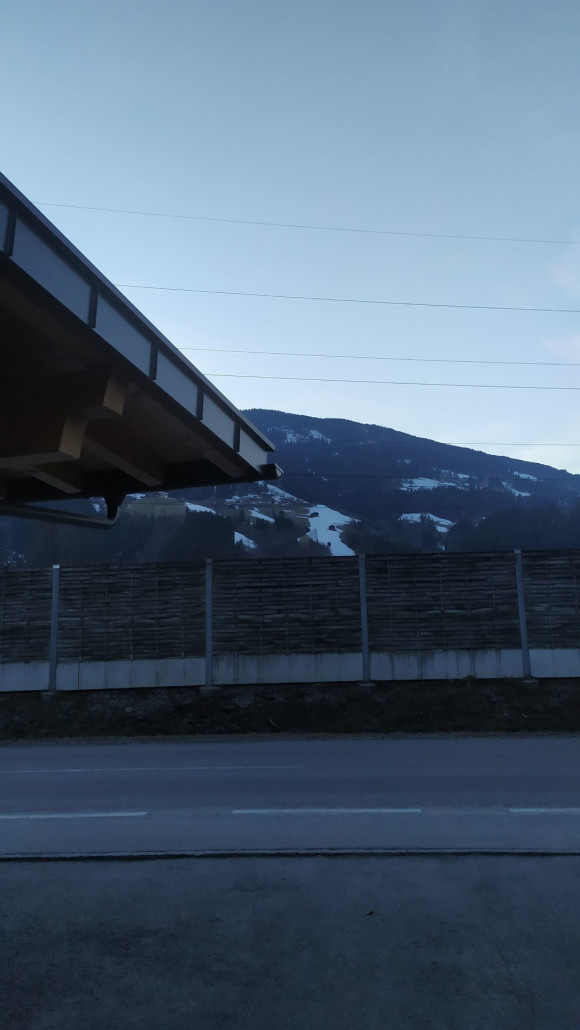 Von der neuen Unterkunft hat man direkten Blick auf die Skiroute nach Aschau, noch ist sie geöffnet