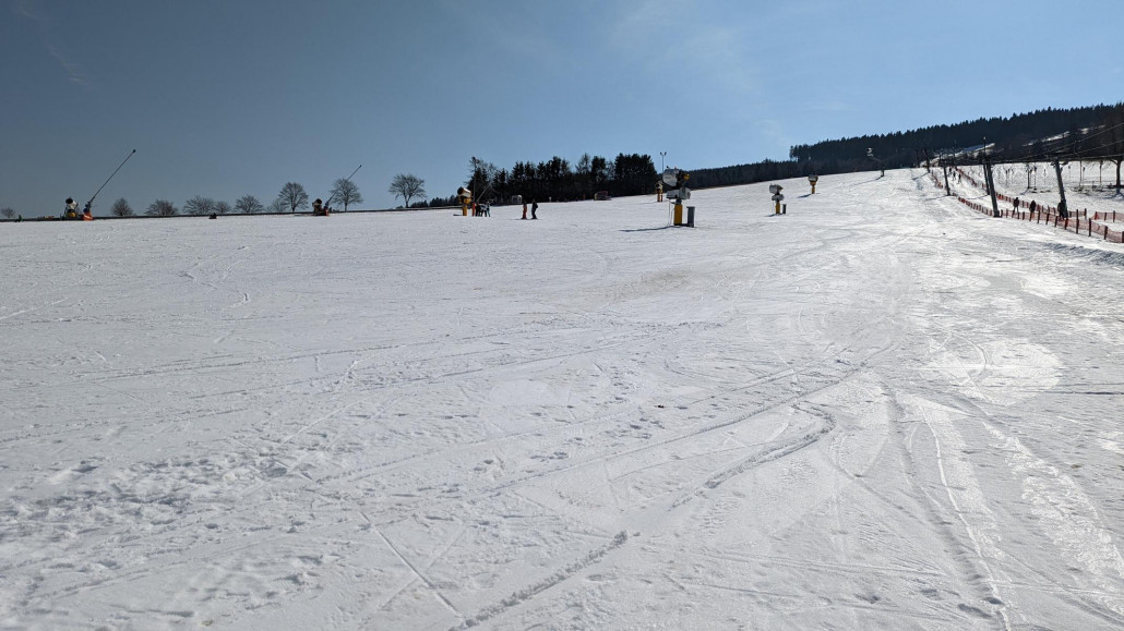 Nichts los auf der Dorfwiese. Besser kann's für Anfänger nicht sein. Aber die kommen lieber in Massen im Dezemberregen.