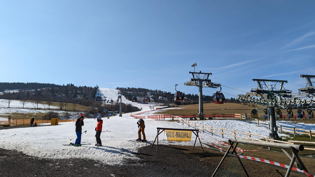 Ettelsberg auch am vorerst letzten Skitag noch erstaunlich breit präpariert. Ab Mittag weich, aber mangels Andrang ohne Haufenbildung.