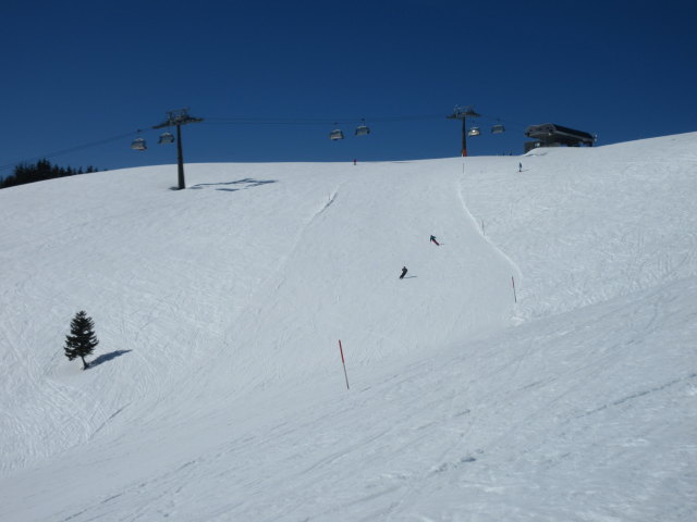 Schwarzeckpiste, im Hintergrund die Bergstation des 8-CLD-B Almen Schwarzeck (1.565 m)