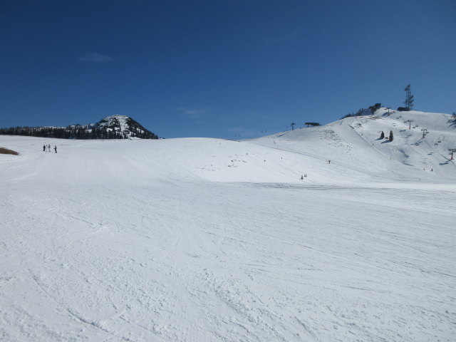 Autobahnpiste, rechts im Hintergrund die Bergstationen des 6-CLD-B Family Express (1.536 m) und 8-CLD-B Senderexpress (1.622 m)