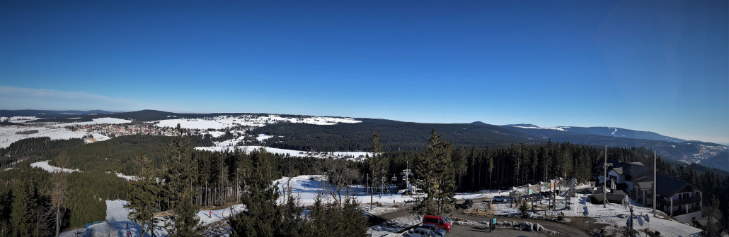 Panorama vom Plesivec auf weitere Tausender: ganz links Auersberg (1018m) und Plattenberg (1043m) sowie weiter rechts die drei höchsten im Erzgebirge - Gottesgaber Spitzberg (1115m), Fichtelberg (1215m) und Keilberg (1244m)