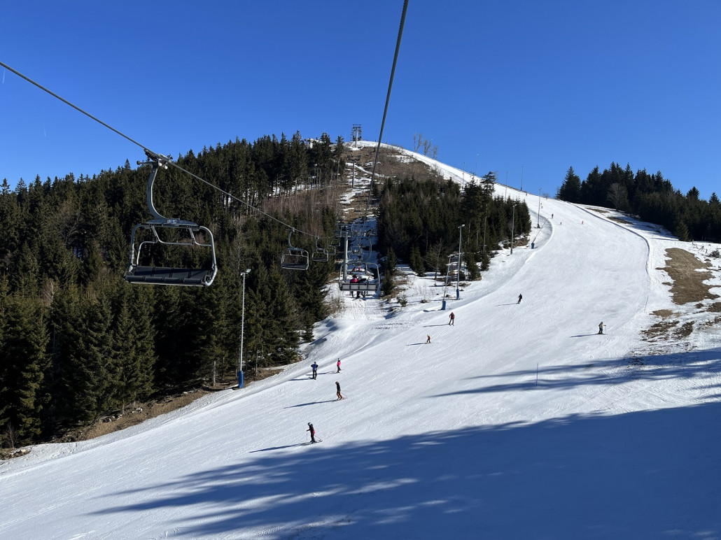 Steilhang der Pisten 1+2 noch ausreichend versorgt und auch (wieder) komplett bis zum Boden durchgefroren