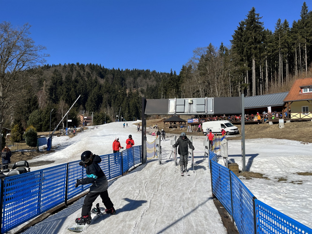 Talstation 4KSB "Mercedes Benz" im Frühlingsmodus, etwas oberhalb gibt es ein Depot