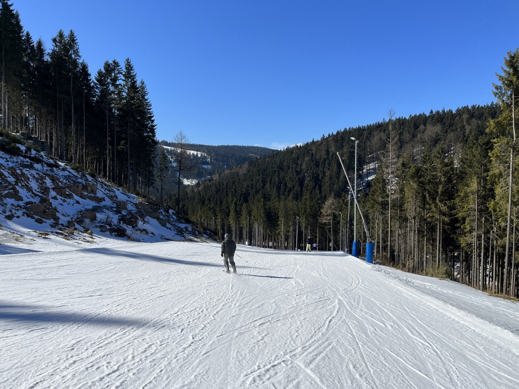 Piste 1 "Hana" tadellos, ganz unten kurz vorm Tal dann tlw. verschmutzter Schnee