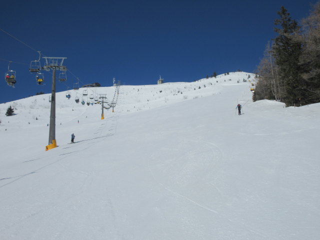 Gipfelhang-Abfahrt, links der 2-CLF Gipfel, ganz links die Steilhang-Abfahrt
