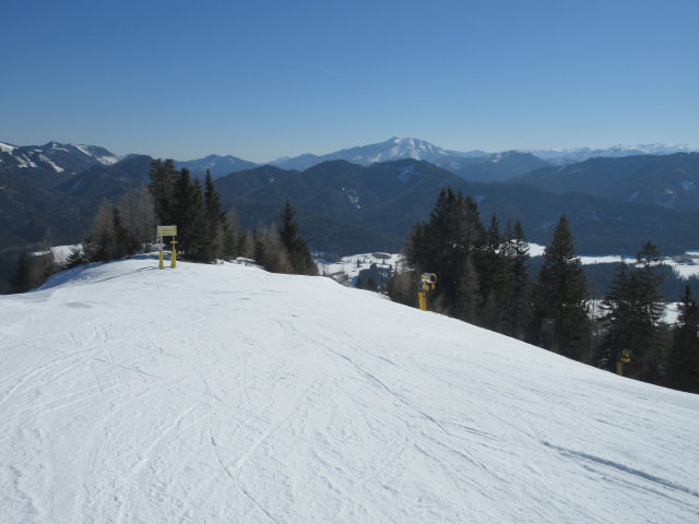 Skiweg (links) und Rennhang (rechts)