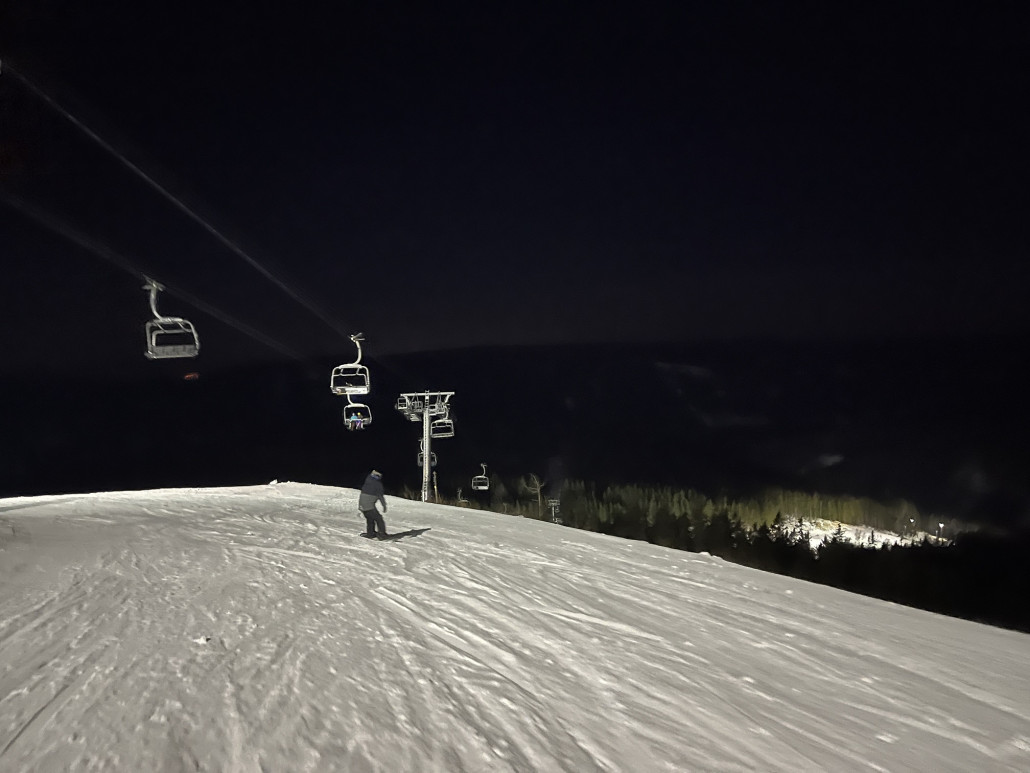 Das Panorama überzeugt auch in der Nacht - man sah sogar den beleuchteten Hang in Nové Hamry