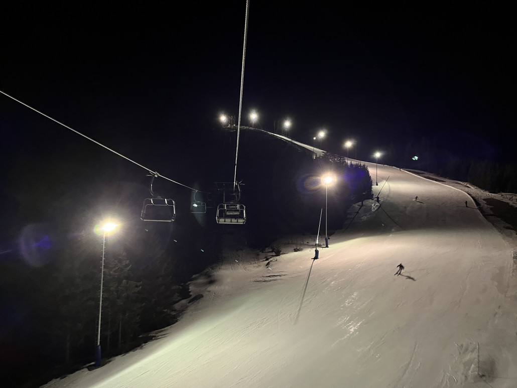 Die Ausleuchtung ist sehr gleichmäßig bis auf die eine verdrehte Leuchte am Ende des Steilhangs (Bildmitte)