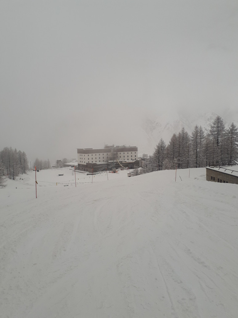 Morgens Neuschnee und komplett im Nebel