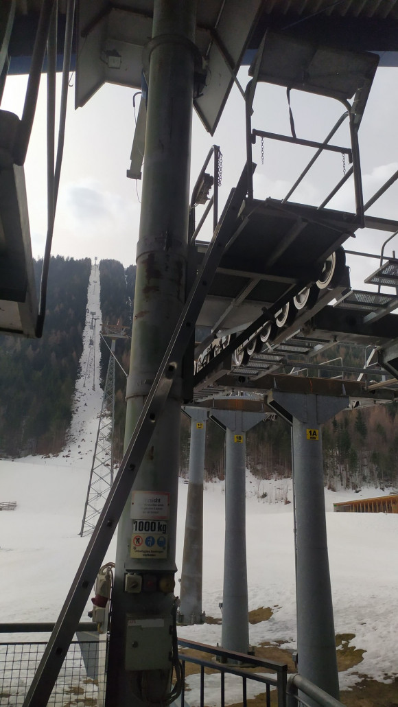 Die Talgondel wurde 1990 gebaut, wirkt aber wie aus einer anderen Zeit