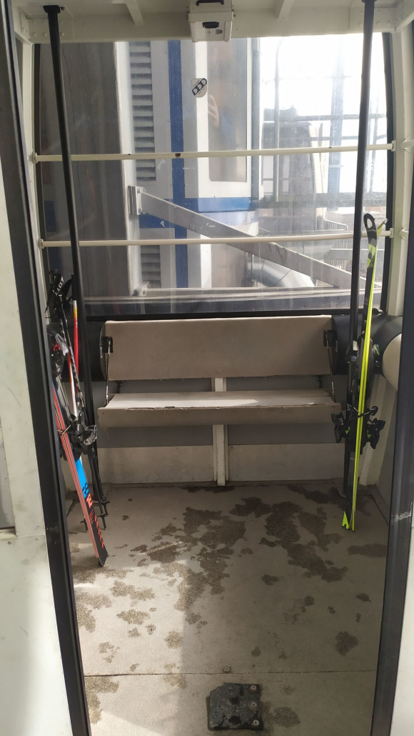 Eine der Lehnen war sogar als Sitz umgeklappt