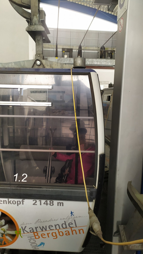 Die Verbindung der Gondel mit dem Stromkabel wirkt spartanisch :D