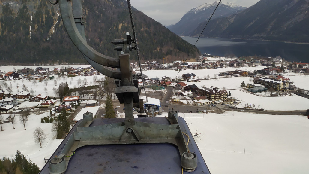 Gondel mit See im Hintergrund