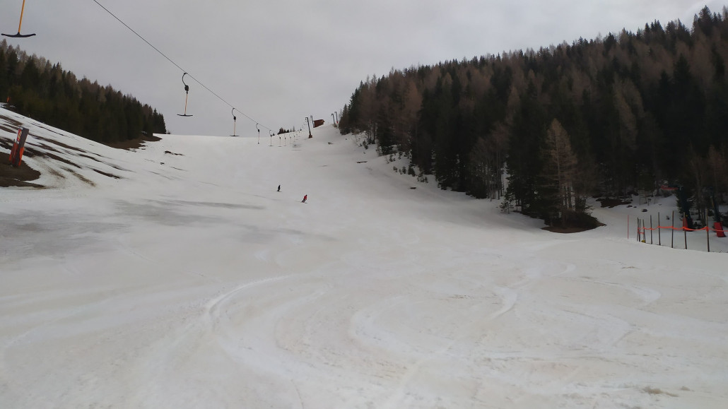 Und teilweise gab es richtige Wasserstellen auf der Piste, wirkt wie Sommerskifahren