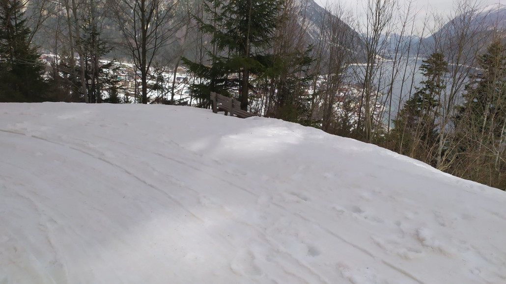 Nach der Kurve kommt der See zum Vorschein