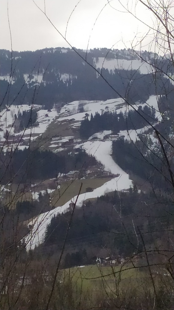 Blick auf die Skiroute Aschau bei der Heimfahrt, seit gestern kommt dort auch der Dreck raus