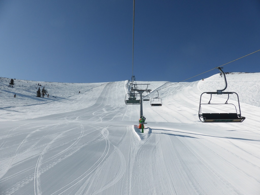 weiter oben in der Gipfelbahn, später sollte sich dann herausstellen,daß der Hang jetzt links vom Lift aus gesehen doch etwas steinig war. Vermutlich wegen einer recht großen aperen Stelle ganz oben