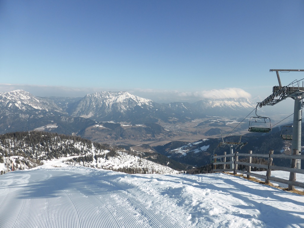 Panorama ins Ennstal. Ich bin mir nicht sicher, aber der Berg mit Haube ganz rechts könnte der Grimming sein.