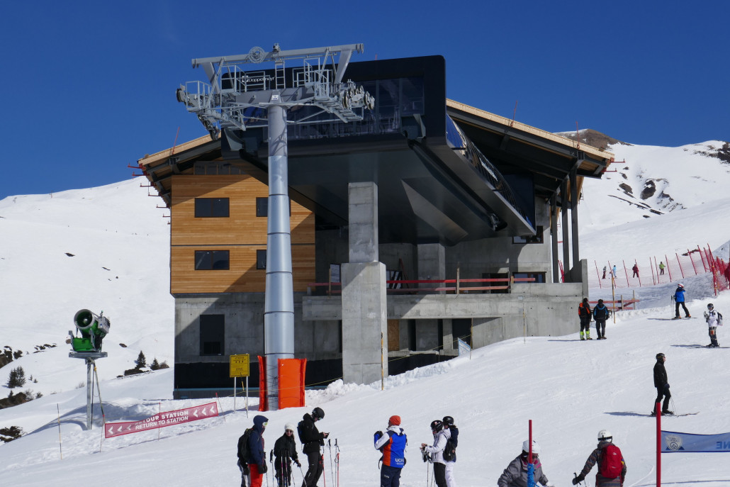 Bergstation neu. Die Bahn läuft schräg in das Haus hinein, wo der Ausstieg nicht komplett im Haus drinnen, aber unter dessen Dach stattfindet