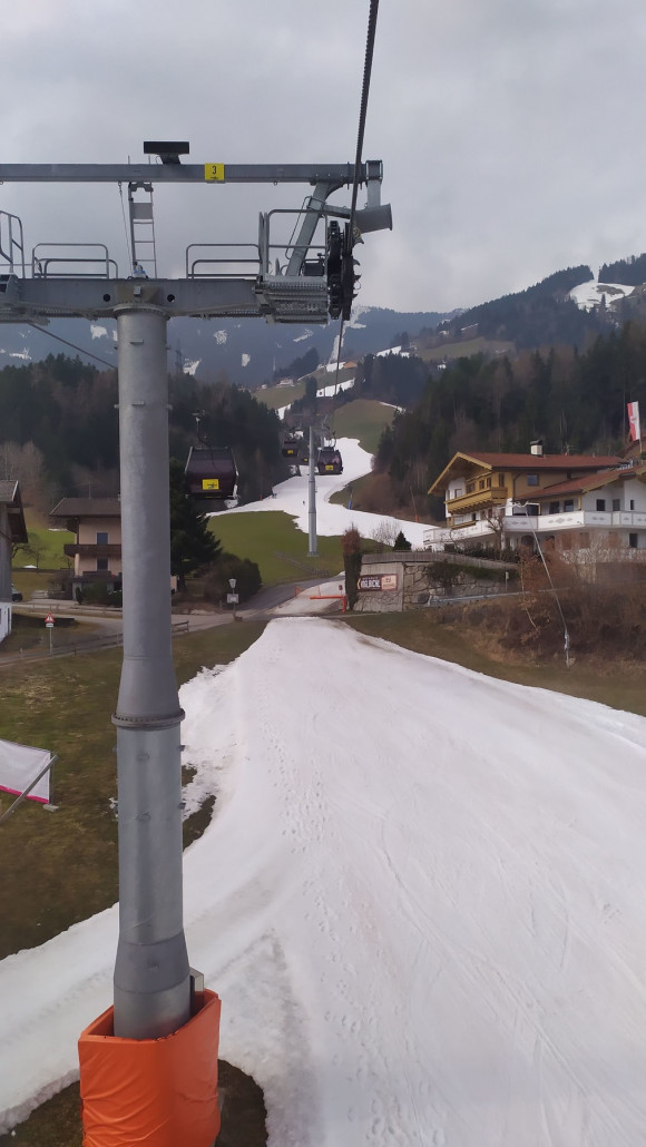 Aus dem Tal zieht sich das weiße Schneeband nach oben