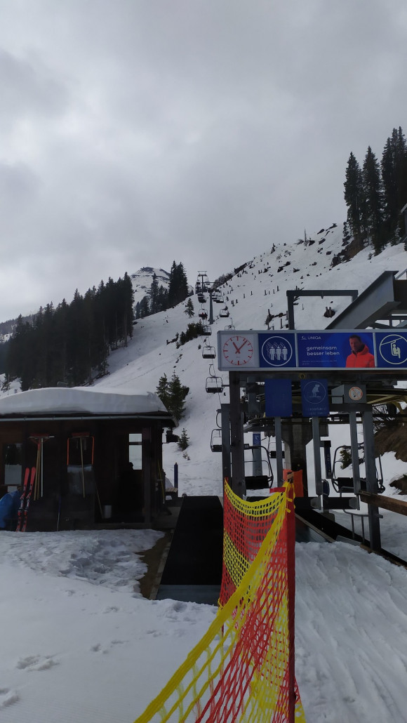 Die Sesselbahn schleicht nach oben :D