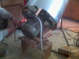 Hilfsgestell zum montieren des Motors