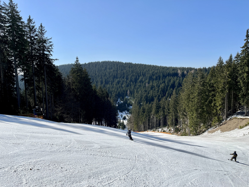...die nach unserem letzten Besuch nun auch wieder in voller Breite zur Verfügung steht. Weiter ging es dann über die untere Rondo, die dank Beschneiung noch genügend Reserven hat