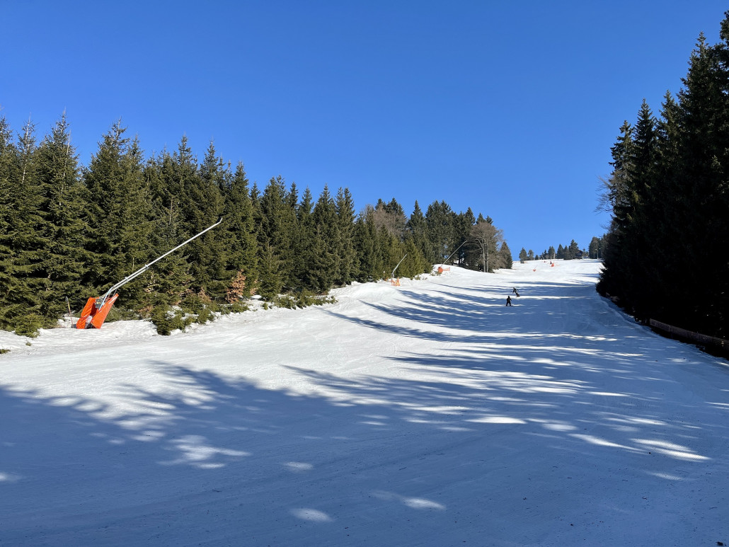 ...zur Piste 19 "Karasek II", die gehörte uns die erste halbe Stunden fast allein und war die einzige Option für Wiederholungsfahrten über den Lift VL500. Dafür wunderbar zu fahren und man hatte die volle Breite für sich