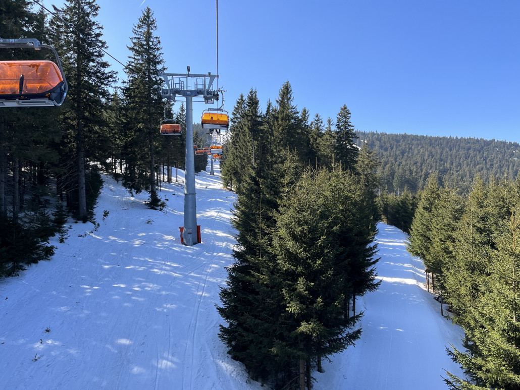 Nordseitig sieht es auch im Gelände noch winterlich aus, hier rechts der Verbindungsweg von der Piste 3 "Parezovka" zur 2 "Damska"...