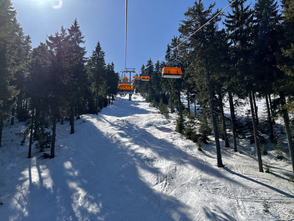 Selbst offpiste ist noch möglich auf der Nordseite, gern nutzen auch Skitourengeher diese Schneisen zum Aufstieg
