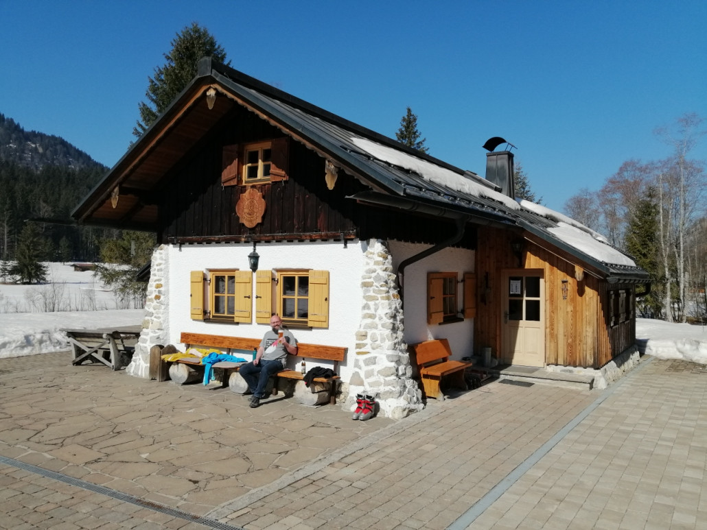 Aber dafür herrlich in der Sonne sitzen auf der Anderl-Frey-Hütte in der Sutten.