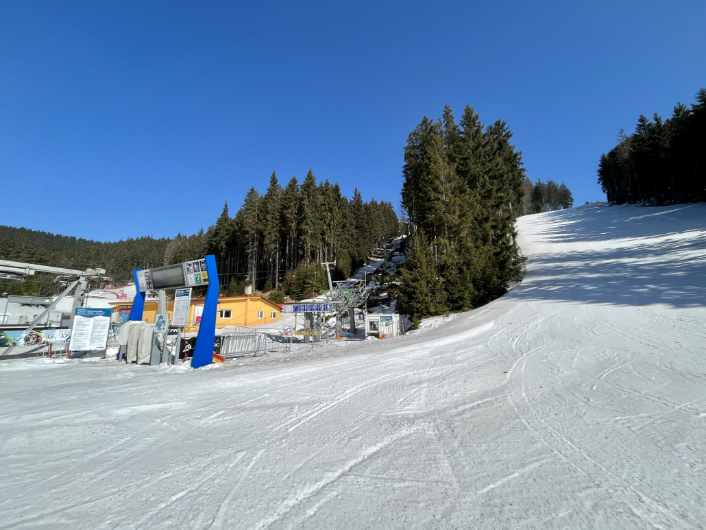 Was uns am Morgen dann doch den Einstieg etwas erschwerte war der wegen Wind "fehlende" Sessellift in Neklid. Und wieso nicht stattdessen der parallel verlaufende VL1000 lief zeigte sich dann ganz unten beim Moserwirt: die Liftspurt hat keinen Schnee. Hatte sie das eigentlich jemals dieses Saison?