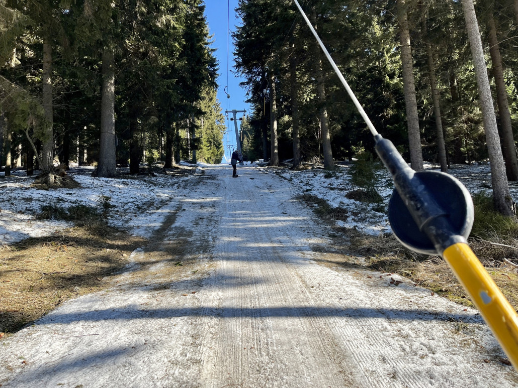 Auch die Liftspur vom VL500 hat oberhalb der Kreuzung mit Rondo diese dünne Stelle, hier kann man aber problemlos Schnee aus der Piste reinschieben um die letzten 7 Betriebstage noch zu sichern
