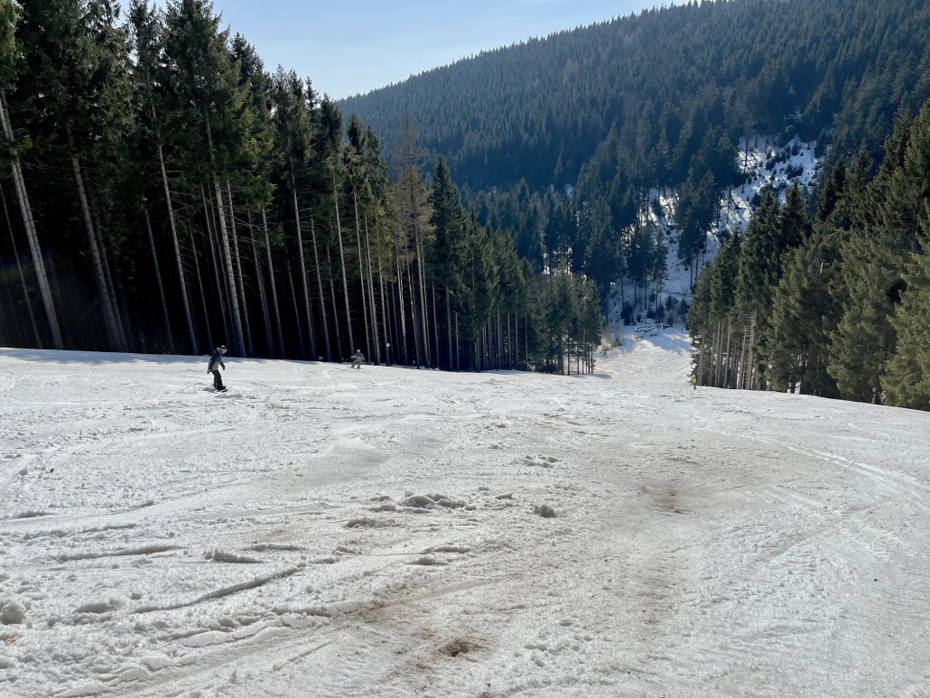 Zu meiner Überraschung zeigte sich Piste 20 "Karasek II" dann zum Nachmittag so tief aufgefahren dass der Boden durchschaute, das wird nicht mehr lange zu schließen sein