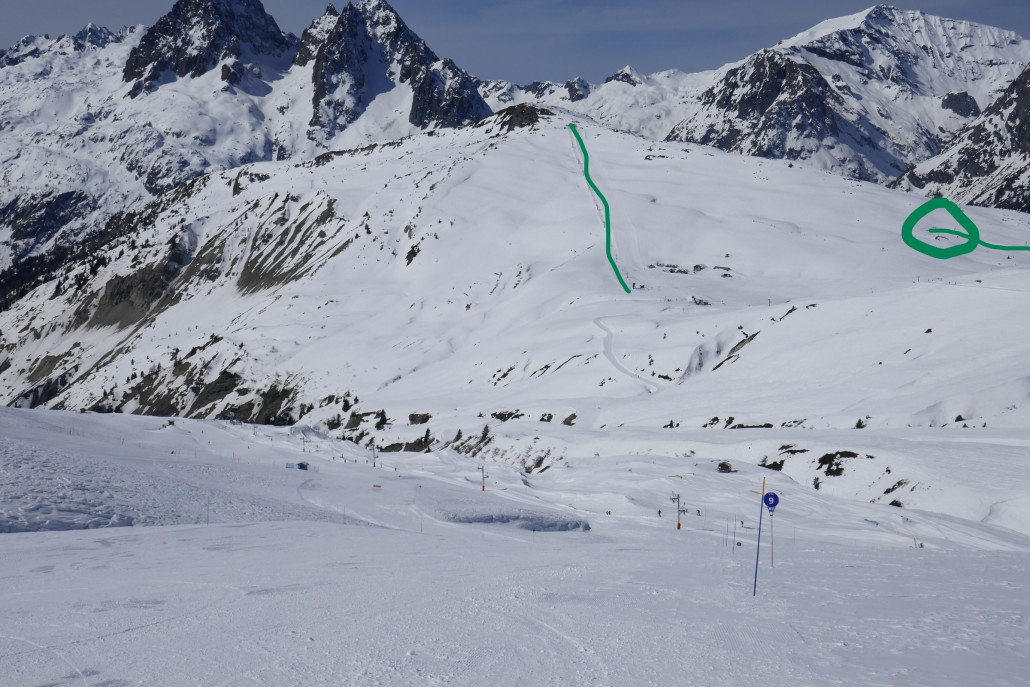 Mittig (grün) der KSSL Aiguillettes und rechts im Kreis die Bergstation des SL Posettes. Die nicht genehmigte (K?)SB war oben über den Bergrücken bis zur Bergstation des KSSL Aiguillettes geplant