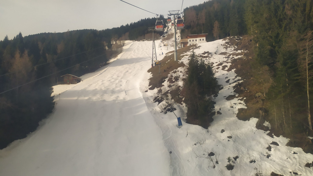 Aus dem Tal war nur eine Gondel offen, komischerweise war bis zur Mittelstation links und rechts eine Raupenbreite präpariert