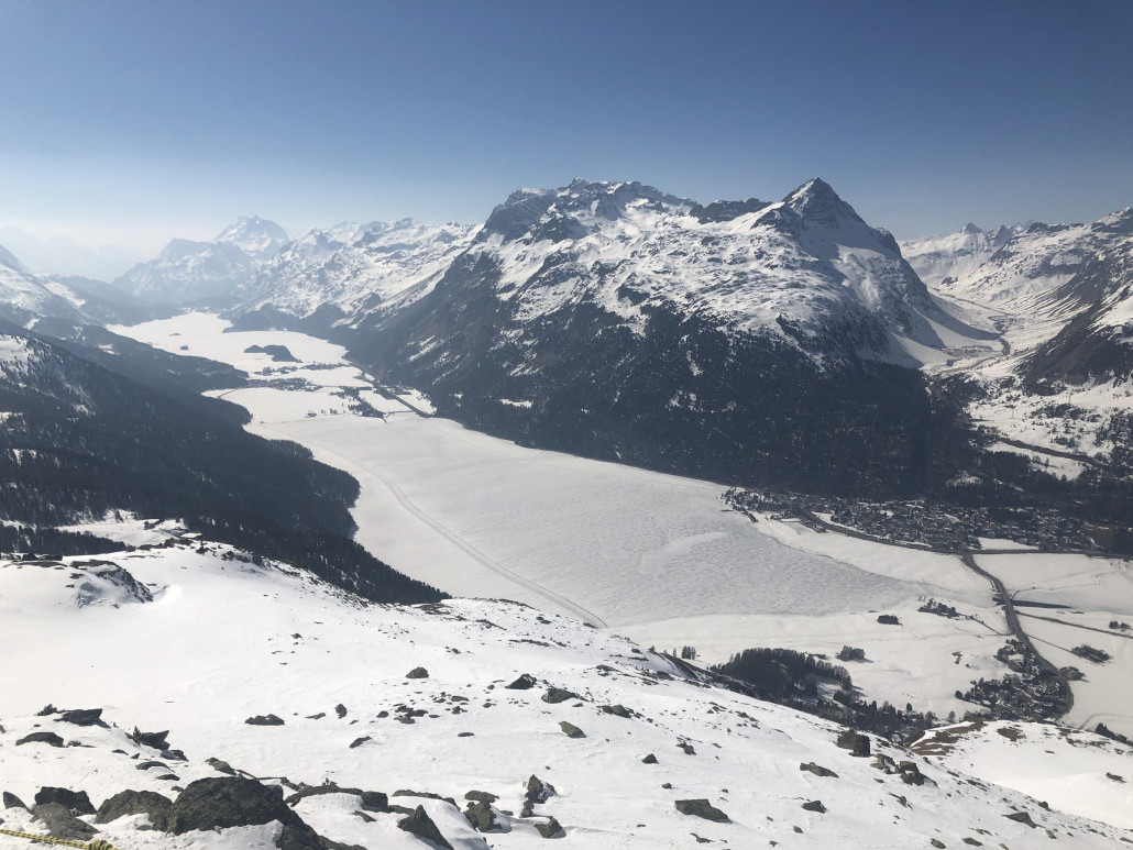 Grandiose Landschaft von der Giand‘Alva Piste aus. Die Hahnenseepiste ist übrigens abgesperrt, aber die Pfosten stehen noch.