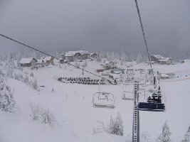 4-CLF Hochkar Häsing, links im Hintergrund die 4-CLD/B Hochkarbahn, rechts im Hintergrund der 4-CLF Almlift