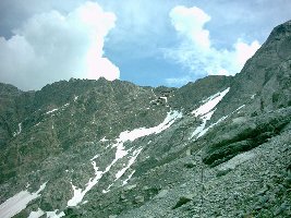 Das ist ab der Hälfte vom Anstieg zum Gletscher zwischen Mannheimer Hütte und Oberzalim wenn man dem Grad entlang geht sieht man ganz Schwach die Hütte