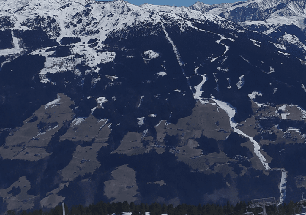 Die Karspitzbahn in Zell in der Totalen, die Talabfahrt bekommt mehr und mehr Löcher