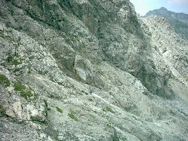 Der weg selbst, wie man sieht es ist ein Steig und führt viel am Seil und durch Fels Teilweise gehts richtig steil runter sagen wir nicht nur teilweise sondern fast immer