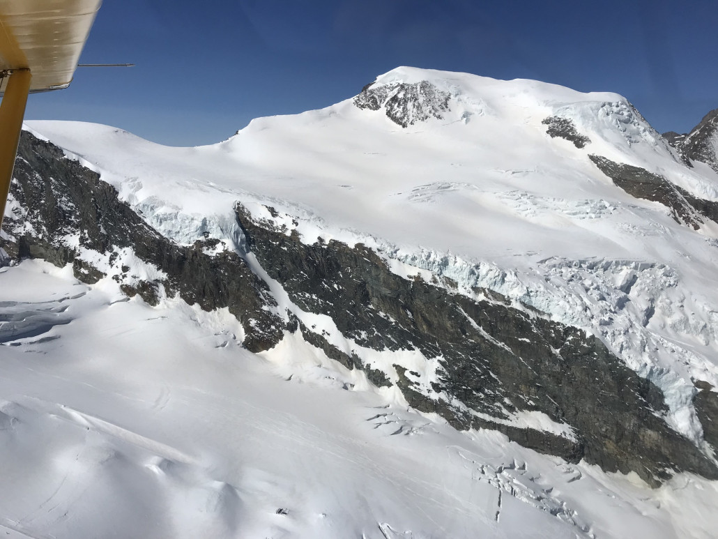 Dieser Platz liegt einfach sehr schön über dem Saas Feer Skigebiet