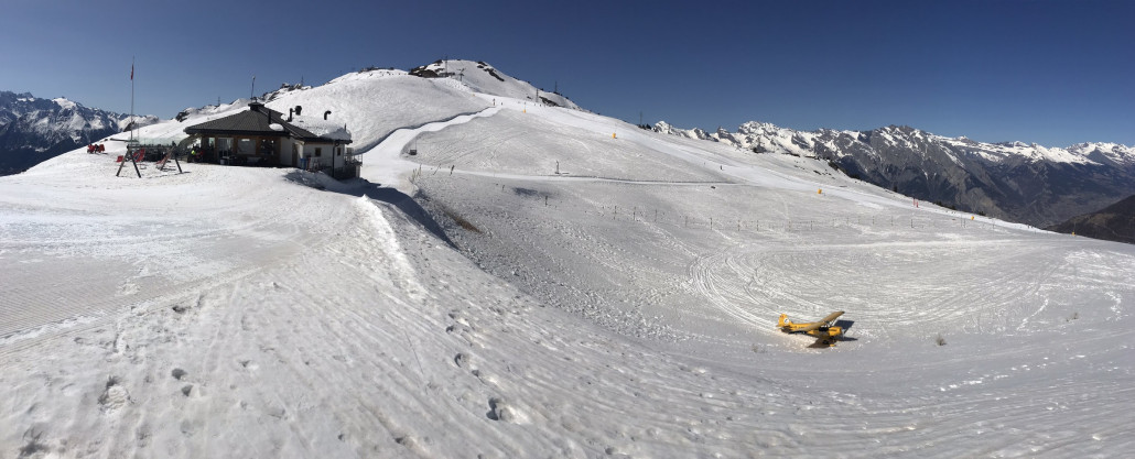 Nach ein paar Zwischenlandungen ohne Aussteigen auf dem Petit Combin, landen wir auf dem Croix de Coeur im Skigebiet von Verbier
