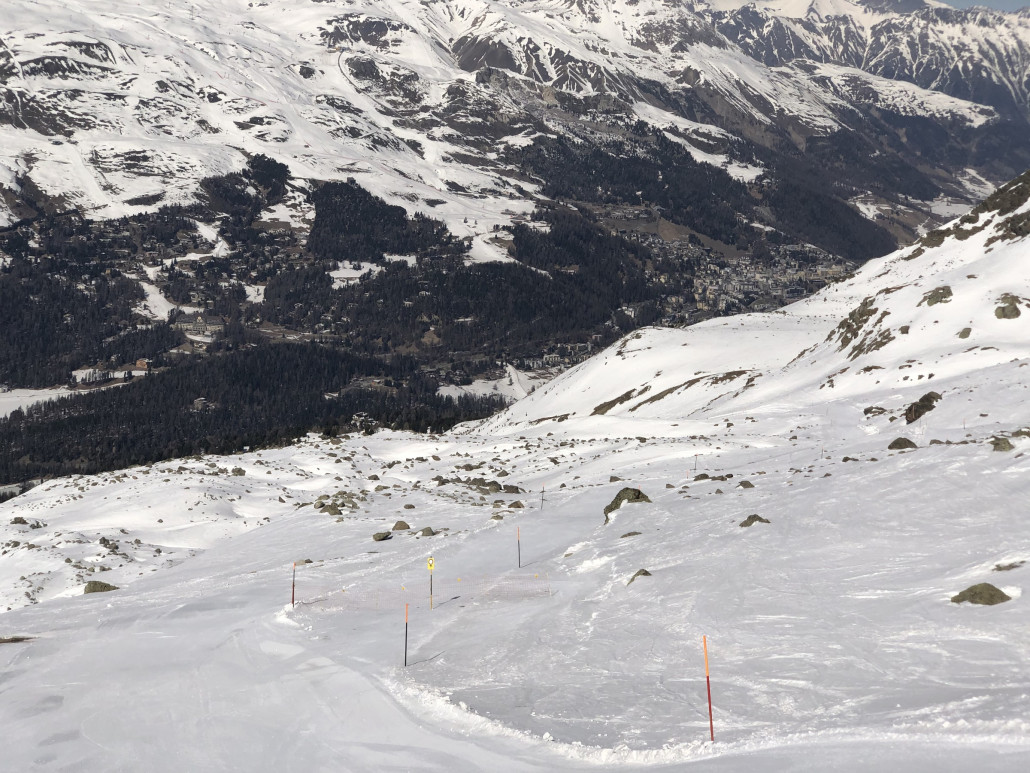 Start der geschlossenen Hahnenseepiste. Die gegenüberliegenden Südhänge sind unten schon recht grün.
